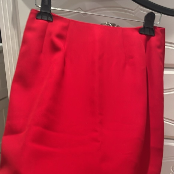 Red skirt - Picture 3 of 6